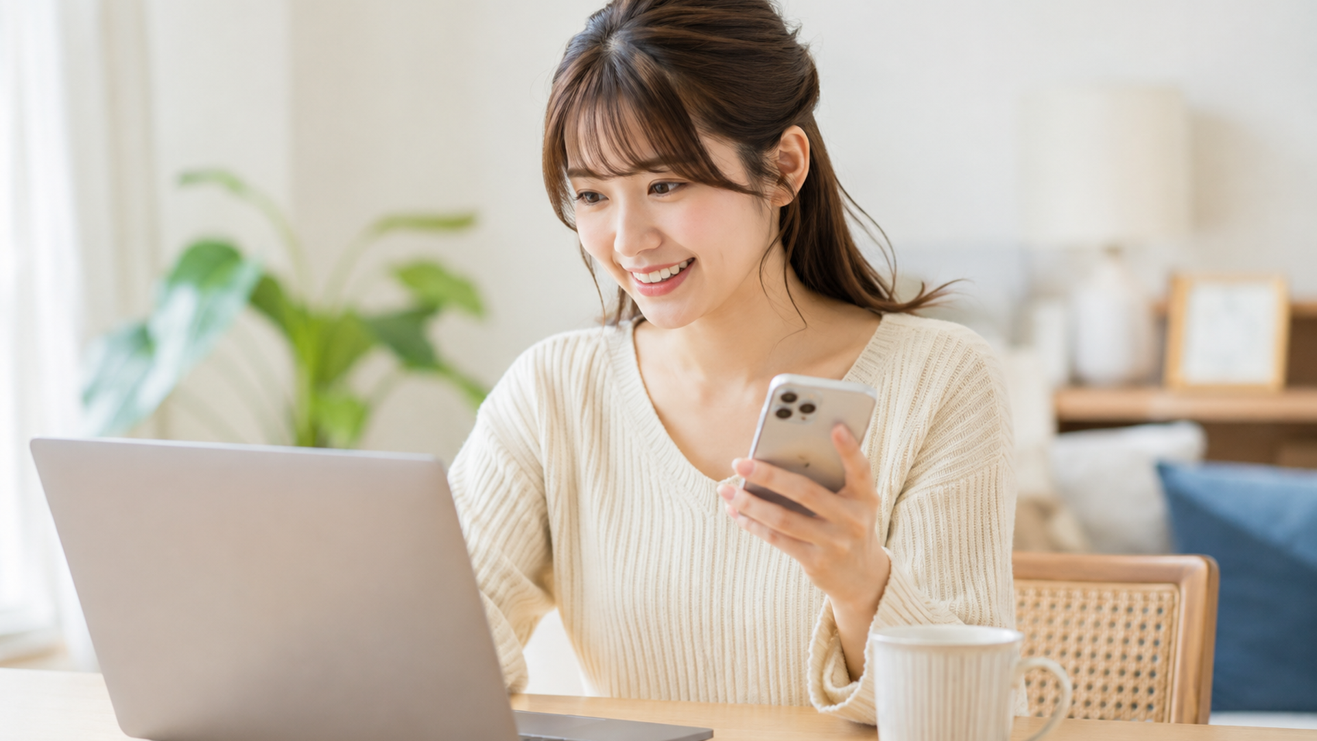 クラウドソーシングサイトの案件一覧をスマホとPCの両方でチェックする女性